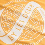 LES DEUX - Les Deux - Globe | T-shirt Mustard