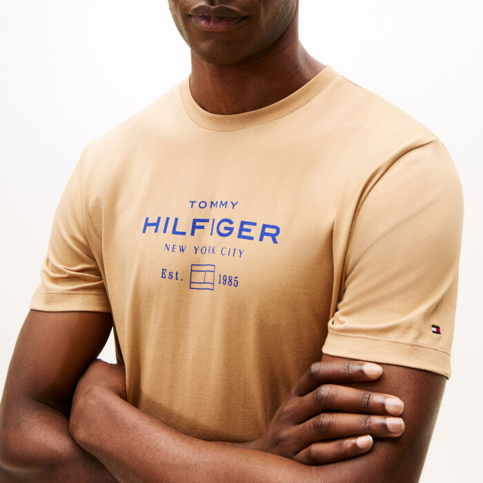Tommy Hilfiger  - Tommy Hilfiger - Stack graphic tee | T-shirt Timeless Camel