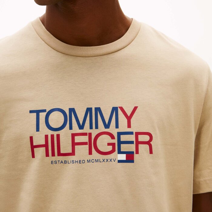 Tommy Hilfiger  - Tommy Hilfiger - TH Brand love big text tee | T-shirt Sandalwood 