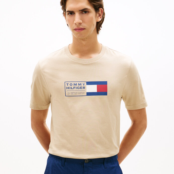 Tommy Hilfiger  - Tommy Hilfiger - BRAND LOVE TEXT BOX | T-shirt Sandalwood