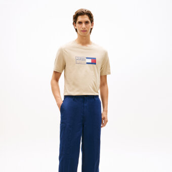 Tommy Hilfiger  - Tommy Hilfiger - BRAND LOVE TEXT BOX | T-shirt Sandalwood