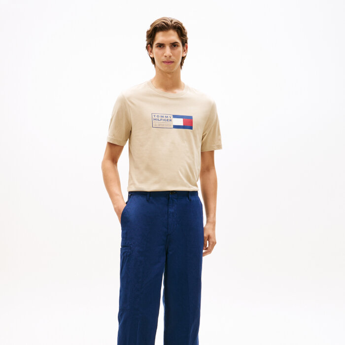Tommy Hilfiger  - Tommy Hilfiger - BRAND LOVE TEXT BOX | T-shirt Sandalwood
