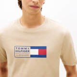 Tommy Hilfiger - Tommy Hilfiger - BRAND LOVE TEXT BOX | T-shirt Sandalwood Tommy Hilfiger - Tommy Hilfiger - BRAND LOVE TEXT BOX | T-shirt Sandalwood